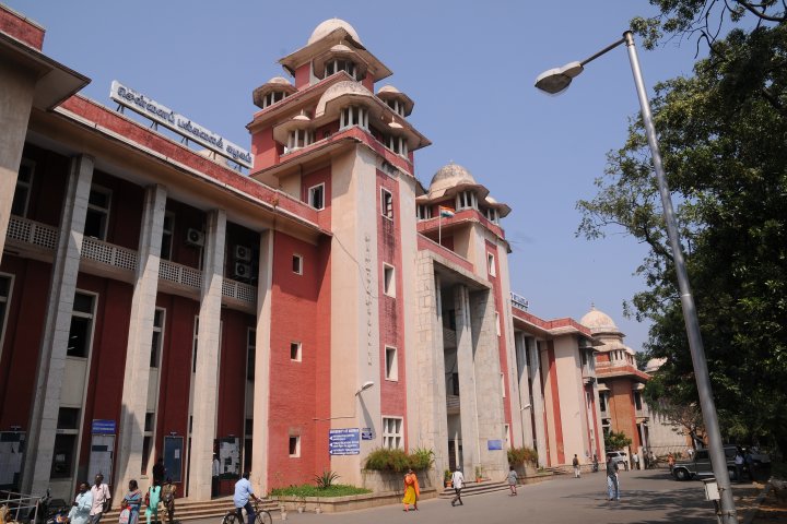 https://cache.careers360.mobi/media/colleges/social-media/media-gallery/880/2018/10/28/Main Building of University of Madras Chennai_Campus-View.jpg